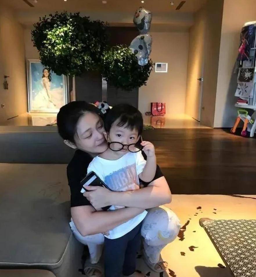 原創大S離世後第一個跨年，小S帶媽媽看煙花，S媽眼含熱淚惹人心疼