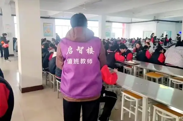 原創平度市西關中學執勤教師身穿“責任鎧甲” 書寫守護與陪伴的教育語言